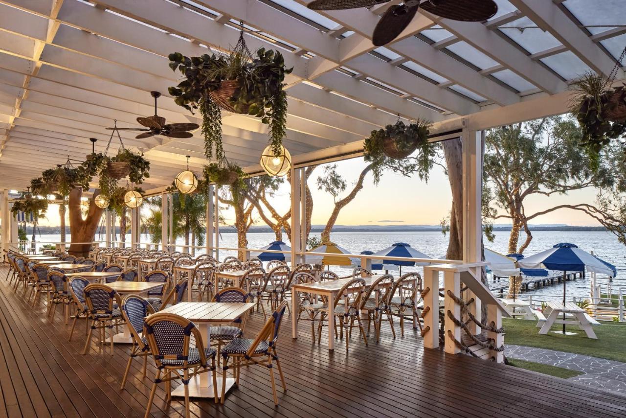 The Beachcomber Hotel & Resort, Ascend Hotel Collection Toukley Kültér fotó The Deck at the InterContinental Sanctuary Cove Resort