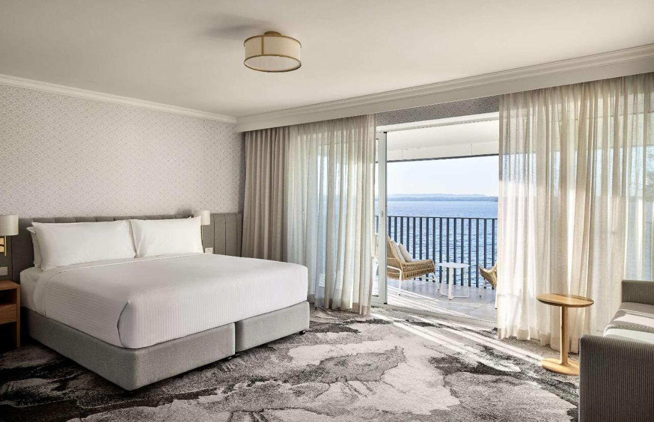 The Beachcomber Hotel & Resort, Ascend Hotel Collection Toukley Kültér fotó A bedroom at the InterContinental