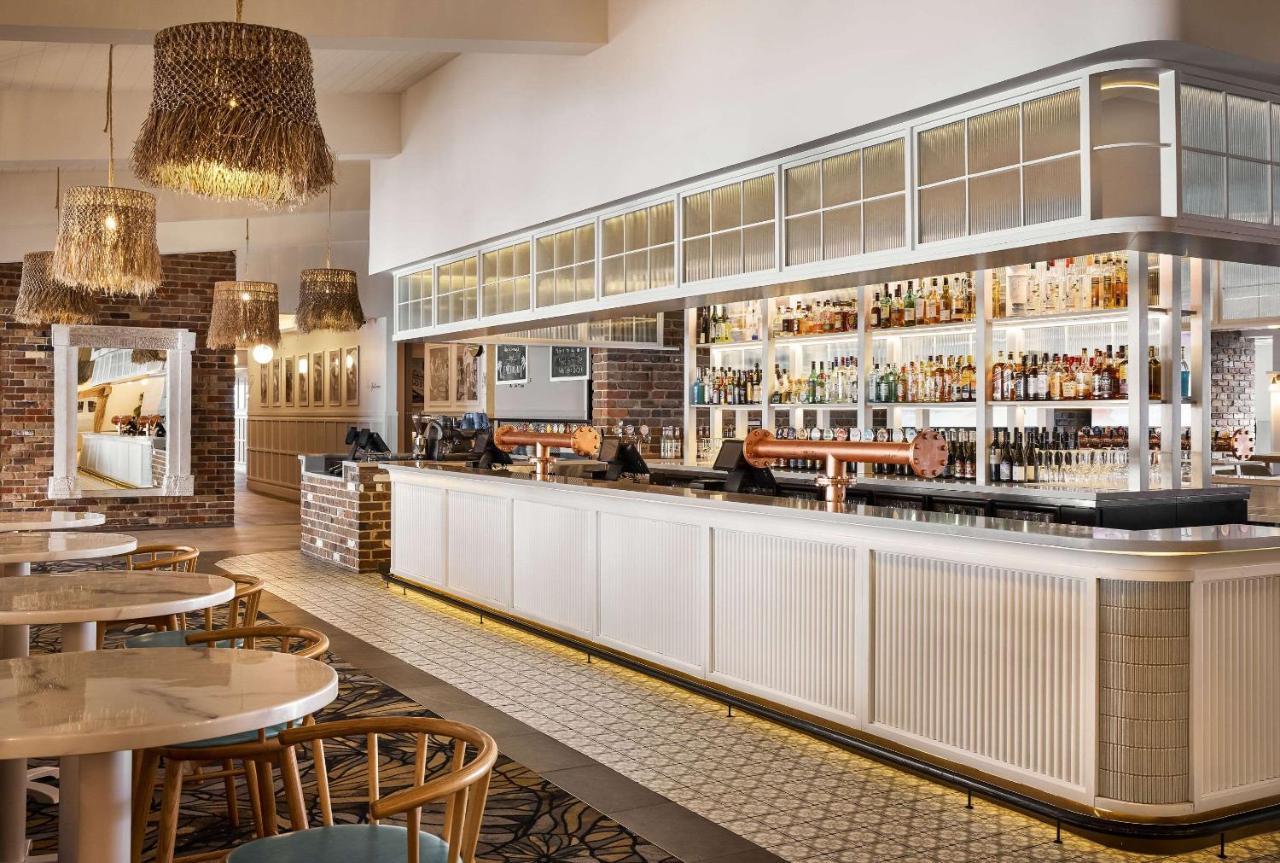 The Beachcomber Hotel & Resort, Ascend Hotel Collection Toukley Kültér fotó The bar at the Riverbank Suite