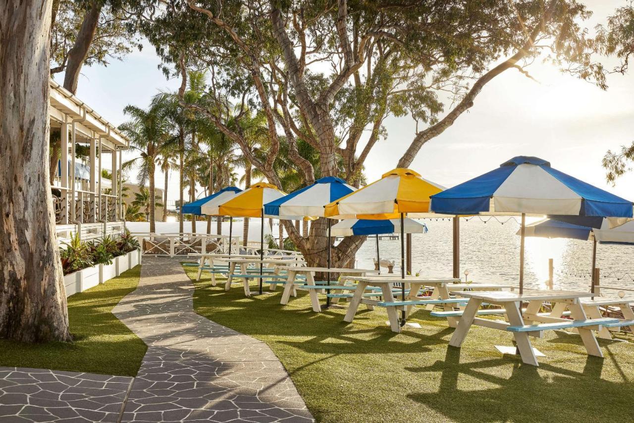 The Beachcomber Hotel & Resort, Ascend Hotel Collection Toukley Kültér fotó The beachside lawn at the Hotel del Coronado