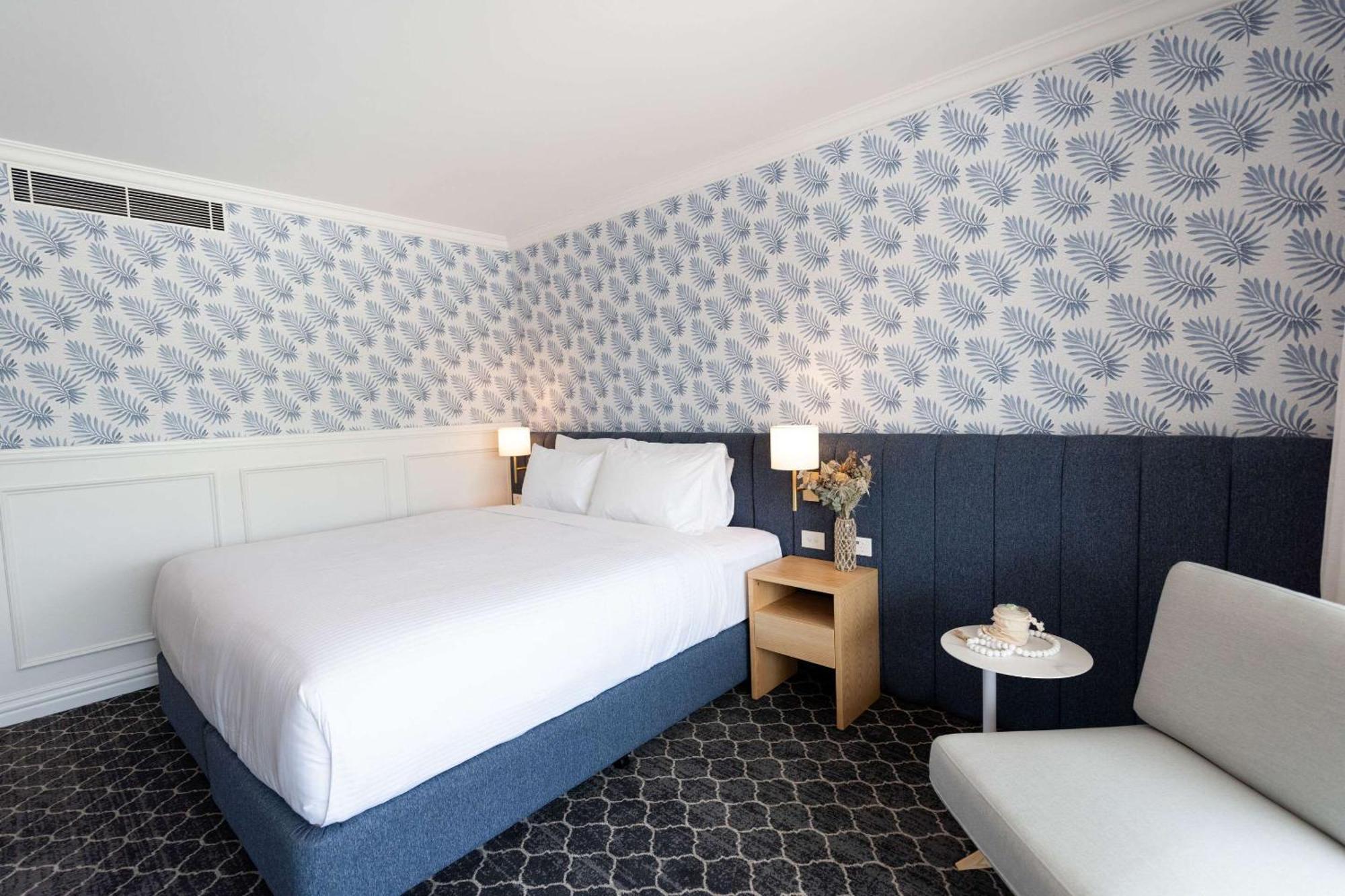 The Beachcomber Hotel & Resort, Ascend Hotel Collection Toukley Kültér fotó A room at the Hotel Zags