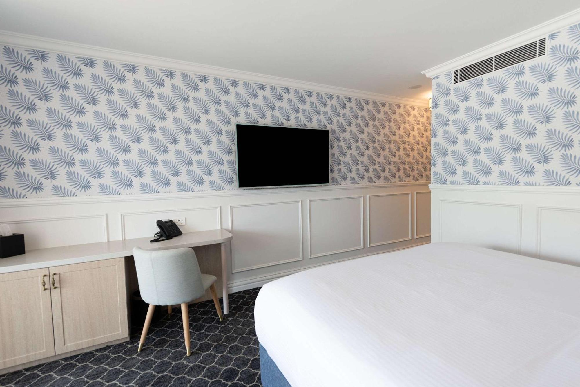 The Beachcomber Hotel & Resort, Ascend Hotel Collection Toukley Kültér fotó A room at the Hotel