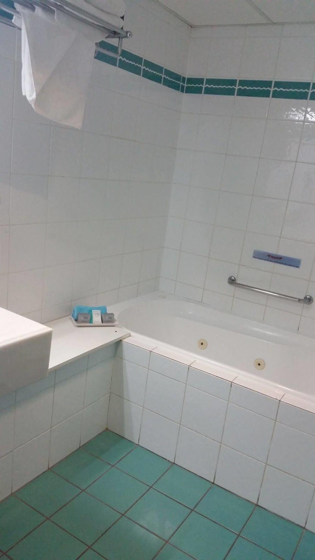The Beachcomber Hotel & Resort, Ascend Hotel Collection Toukley Kültér fotó A bathtub in a hotel
