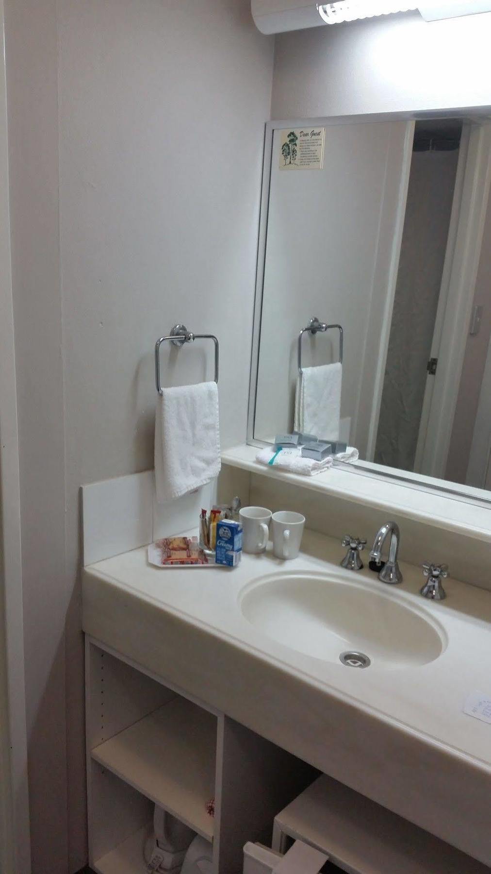 The Beachcomber Hotel & Resort, Ascend Hotel Collection Toukley Kültér fotó A typical bathroom in a hotel room