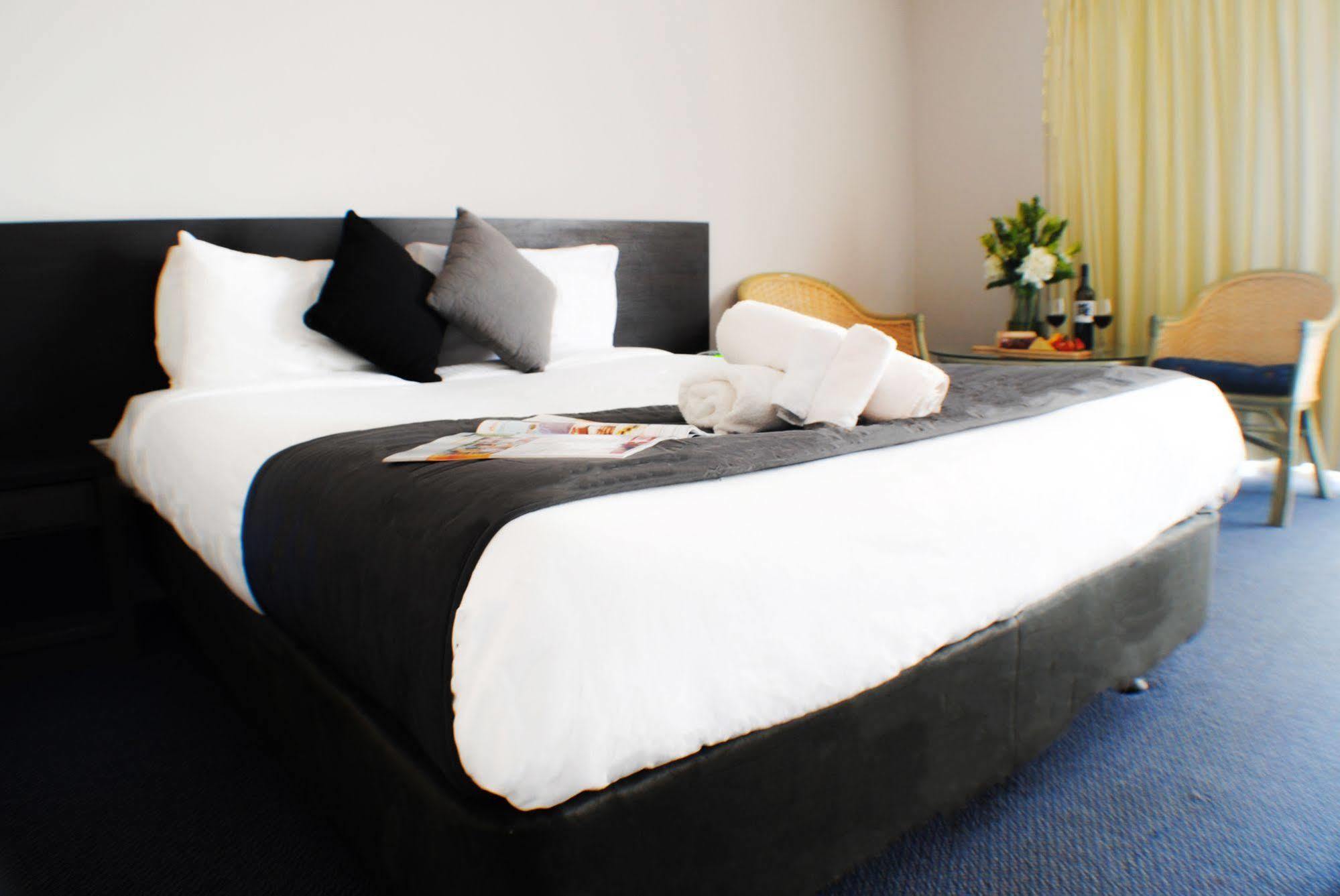 The Beachcomber Hotel & Resort, Ascend Hotel Collection Toukley Kültér fotó A bed
