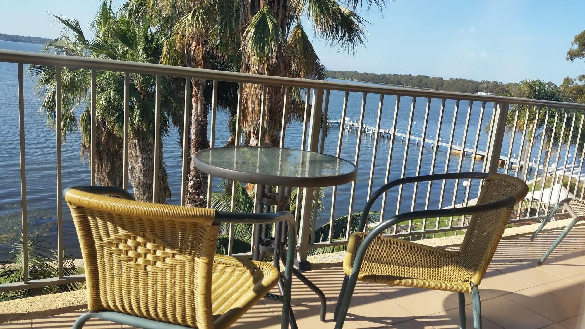 The Beachcomber Hotel & Resort, Ascend Hotel Collection Toukley Kültér fotó View of the Gulf of Mexico from the balcony of a hotel room at the Lake Marion Resort