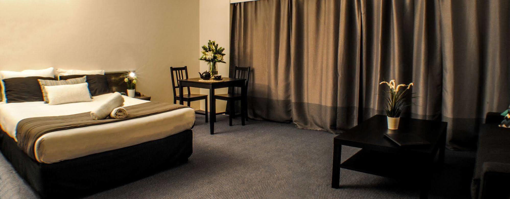 The Beachcomber Hotel & Resort, Ascend Hotel Collection Toukley Kültér fotó A room at the hotel