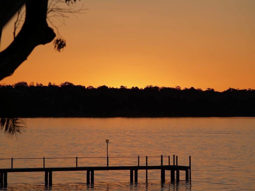 The Beachcomber Hotel & Resort, Ascend Hotel Collection Toukley Kültér fotó Sunset over Lake Murray