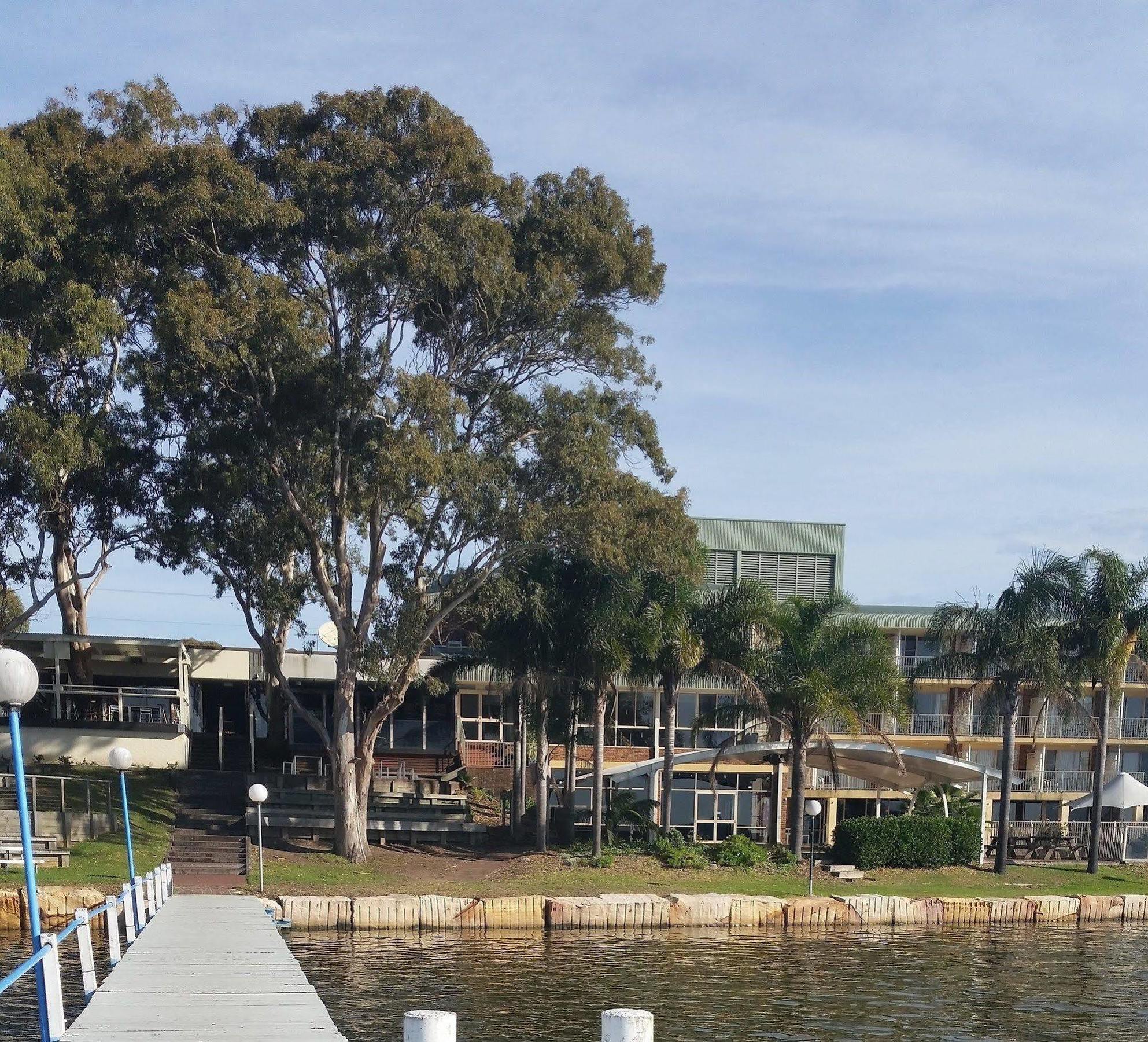The Beachcomber Hotel & Resort, Ascend Hotel Collection Toukley Kültér fotó The campus from the river